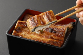 【夏ギフト】【幻の海水うなぎ】【伊勢神宮奉納うなぎ】【売切御免】海水育ちの〝天草藍うなぎ〟小ぶり蒲焼約500ｇ