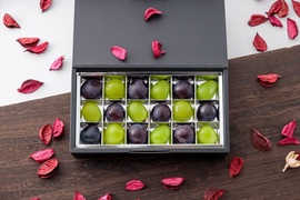 ぶどうの宝石箱シャインマスカットとニューピオーネ又はオーロラブラック（一粒13g以上18粒）