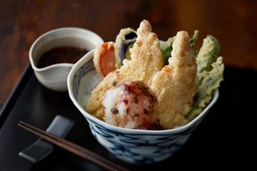 みつせ鶏ささみの鶏天丼（梅おろしがけ）