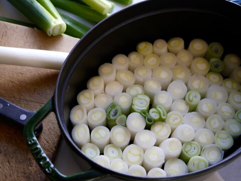 「白ネギ」とろ〜り柔らか♡甘さある長ネギ～カットネギこだわりの果物堆肥1㎏60サイズ＜白い部分のみ1/3に切って箱に詰めてお届けします！＞