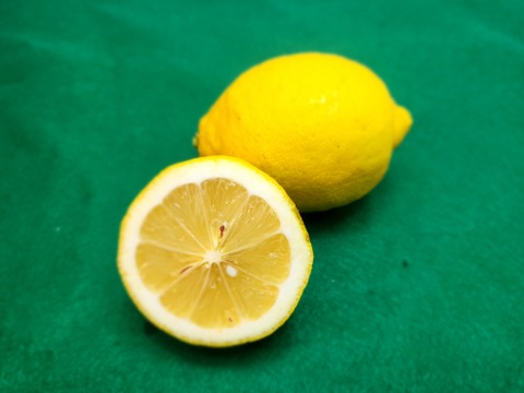 箱込約2㌔　　ワックス防カビ剤、防腐剤不使用　皮まで安心レモン