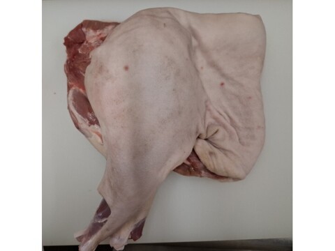 仔イノシシ【皮付き・骨付き】【丸焼き用　半身】2450g