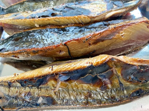 【初鰹】静岡県遠州灘産　カツオ極藁燻し１節【外は燻製、中はレア】