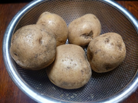 【ちょっと訳有❗】じゃがいも【キタアカリ】大きさ色々（ちょっと小さめ）　60サイズ　1.8kg　※商品説明をご一読の上、「常温便」、「クール便」をご指定下さいませ。