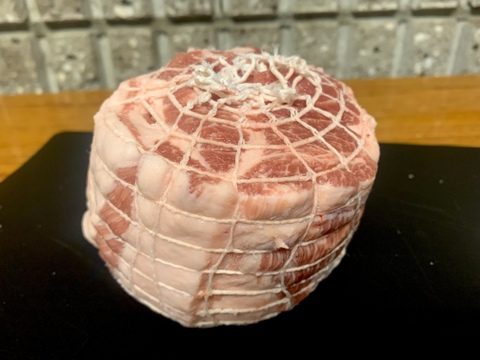 豚肩ロース肉 ブロック•ネット入り ５００ｇ