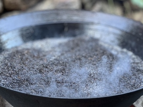 腸も骨も整い、気持ちまで澄む島のひじき。
鉄釜ひじき　天日干し　山口県瀬戸内海
周防大島産