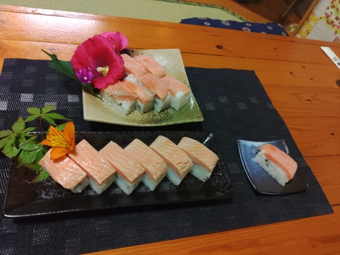 渓流 お刺身 サーモンフィレ大中込み約 1kg 前後の3枚～ ５枚 と焼サーモン棒寿司と酢シメサーモン押し寿司セット