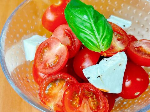 【甘くて芳醇ご褒美ミニトマト】　寒暖差で甘みが凝縮した今が旬！太陽の光をたっぷり浴びて育った高糖度ミニトマトをギフト箱でお届けします！自分へのちょっとしたご褒美、大切な方への贈り物にも！　2kg×1箱