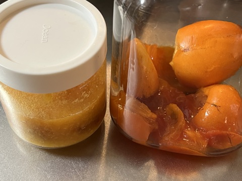 【枝なし渋柿・西条柿】農薬・肥料不使用、自然栽培の渋柿。干し柿にできますが枝はついていません。柿酢作りなど加工用に。完熟させてそのまま食べて濃厚スイーツ。大小不揃い。３.５キロ以上