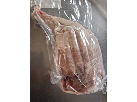 ★キャンプやBBQに！モモ1本丸焼き用★
ジビエ　やわらか仔イノシシ【皮付き】【骨付き】後足　1200g