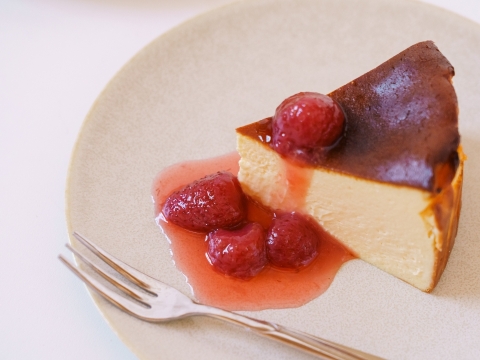 いちご農家が本気で作る、いちごを食べるための『ゴロゴロいちごのバスクチーズケーキ』
