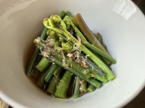 【令和７年新物】天然乾燥わらび！食感やみつき‼ばあちゃんが丹精込めた逸品（50g)  妙高市産 5~6倍に増える 干しわらび　食べきりサイズ