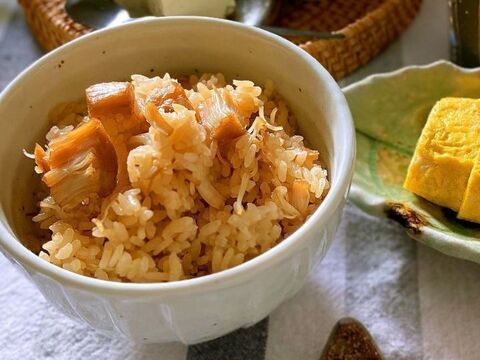 炊きあがったホタテはふっくら柔らか！

ごはんに混ぜて炊くだけで本格ホタテ炊き込みごはん！「ほたて飯の素」【200g】×3パックセット