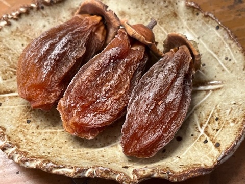 【干し柿用枝付き西条柿・干し柿専用紐付き】農薬・肥料不使用、自然栽培の渋柿。大小不揃い。３.５キロ以上(箱に入る限りお入れします。干し柿専用紐付き)