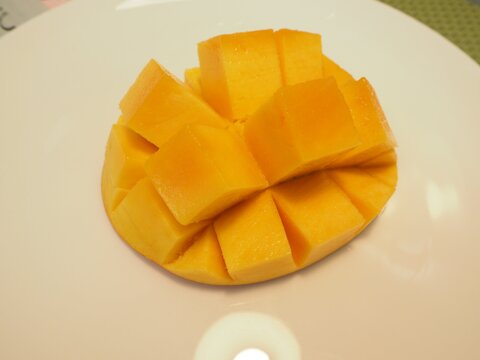 家庭用 高糖度でジューシーな完熟『紀州美浜みさきマンゴー』2～3玉 800～900ｇ