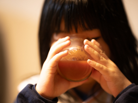 美味しさを追求したオーガニックミニトマトを丸ごと瓶に詰め込みました。
北海道蘭越産トマトジュース 100%有機生産物トマト 720ml