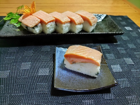養殖屋が作った 焼きサーモン 棒寿司と 酢じめ サーモン 棒寿司 2本セット×4計８本と渓流お刺身サーモン１kg(3枚～4枚)入り