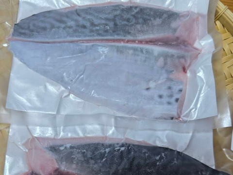 ﾓﾆﾀｰ価格　“媛スマ冷凍皮付ロイン(340g~390g)×4パック”【2尾相当/箱】