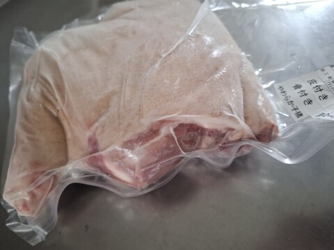 ★キャンプやBBQに！半身前身丸焼き用★ジビエ　やわらか仔イノシシ【皮付き】【骨付き】前肩ウデ　1100g