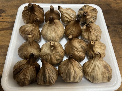 29 自然栽培　黒にんにく 人気　サイズいろいろたっぷり16個　令和4年度新物　食べやすくて美味しい