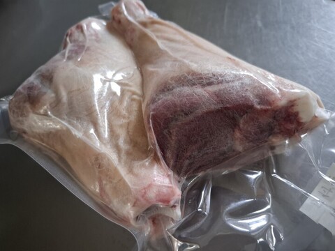 ジビエ　やわらか仔イノシシ　【皮付き】【骨付き】　スネ　700g