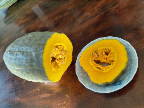 ラグビーボール状の北海道カボチャ【ながちゃん】７kg前後（３本）