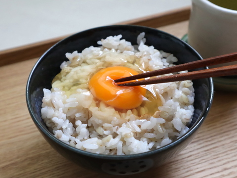 【福袋2025】『富山県のお米で育った鶏』が自慢です！ひら飼い 米寿の卵 紅白特別セット 白玉6個入×4パック・赤玉6個入×4パック (合計48玉)