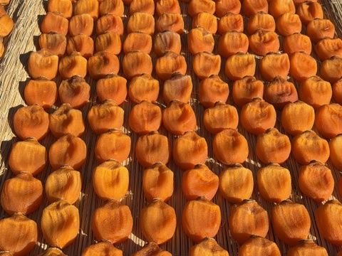 甲斐の国名産【枯露(ころ)柿】20個箱入り

太陽と風が渋〜い甲州百目柿を甘〜い干し柿に育てました！南国果実の様な濃厚な天然スイーツ・干し柿  @60g以上の大きいサイズ たっぷり1kg超