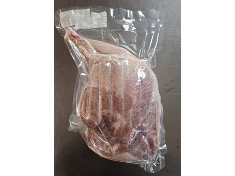 ★キャンプやBBQに！モモ1本丸焼き用★
ジビエ　やわらか仔イノシシ【皮付き】【骨付き】後足　1200g