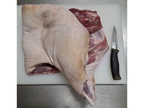 ◎！！大特価！！◎【丸焼き用　半身】やわらか仔イノシシ【皮付き・骨付き】4800g