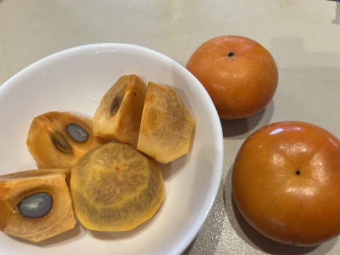 訳あり！ホックリと？ネットリ？食べてみてのお楽しみサツマイモ1kg、自然の甘さ甘柿500gのセットで秋の食べ切り！