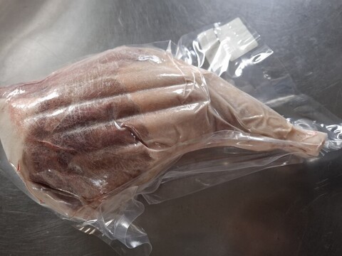 ★キャンプやBBQに！モモ1本丸焼き用★ジビエ　やわらか仔イノシシ【皮付き】【骨付き】後足　1100g