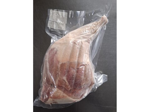 ★キャンプやBBQに！モモ1本丸焼き用★ジビエ　やわらか仔イノシシ【皮付き】【骨付き】後足　1100g