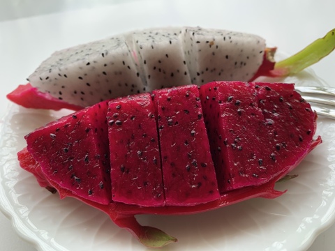 【フジテレビ イットで紹介！】【群馬県産？！】完全完熟ドラゴンフルーツ 赤果肉1キロ