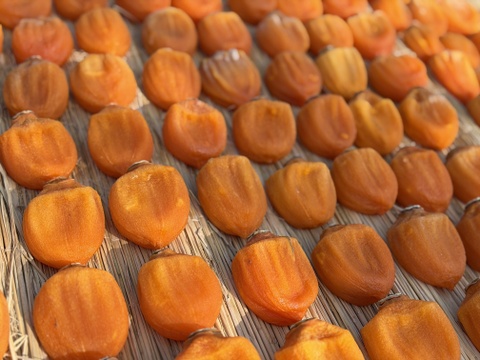 甲斐の国名産【枯露(ころ)柿】
太陽と風が渋〜い甲州百目柿を甘〜い干し柿に育てました！南国果実の様な濃厚な天然スイーツ・干し柿 500g(個包装8〜10個)