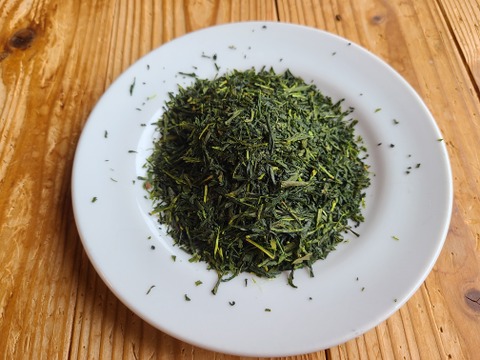 香り味わいがとてもとても自然な緑茶！　【特上】100g 3袋です。 農薬や化学肥料は一切使わず、肥料は周辺の茅草、落ち葉のみ！　【複数ご入用な方は専用商品を用意します。商品のQ＆Aで教えてください】