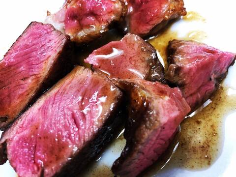生産者が食べている北海道産羊肉 ８００ｇ　流通量１％以下。　（100ｇ前後のブロックの真空パック）