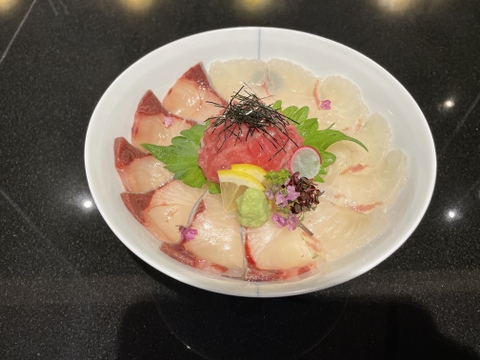 新鮮プリプリのお刺身が旨い!みやび3種盛丼と鯛めしの素 鮪はお任せで(^▽^)