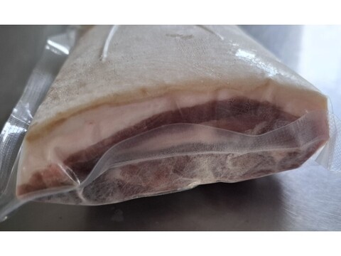 ジビエ　やわらか仔イノシシ【皮付き】ロース　ブロック 　380g