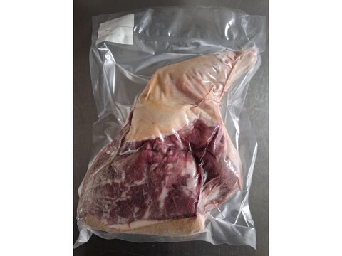 ◎！特価！◎★キャンプやBBQに！半身前身丸焼き用★ジビエ　やわらか仔イノシシ【皮付き】【骨付き】前肩ウデスネ　1990g