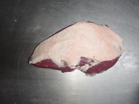 仔鹿のランイチ！！今の季節限定、脂の乗ったモモのランイチ部分で余分な脂を削ぎ落としてバランス良い比率にしてあります。
お好みでカットしてステーキがオススメ！！
1ブロック600g