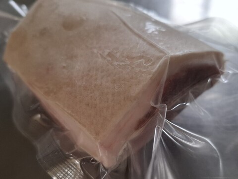 ジビエ　やわらか仔イノシシ【皮付き】ロース　ブロック　180ｇ