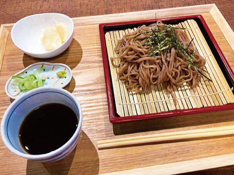 【大容量!!8食入り!!】青森県産生黒にんにく×中華めん!?(一食120g)
