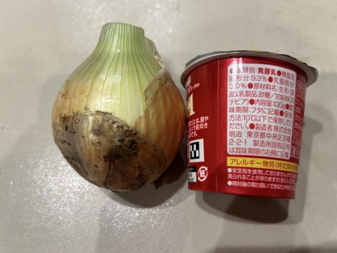 新玉ねぎ3kgに紫玉ねぎ3個とにんじんの間引き菜一把のセットで。