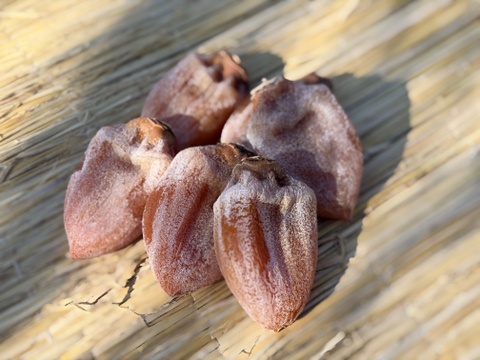 甲斐の国名産【枯露(ころ)柿】
太陽と風が渋〜い甲州百目柿を甘〜い干し柿に育てました！南国果実の様な濃厚な天然スイーツ枯露柿300gパック(6個前後チャック付袋入り)×2セット