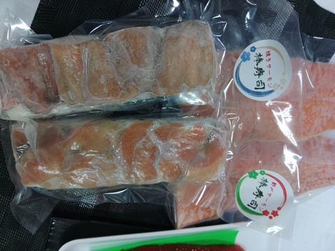 山口養魚場 4点セット
サーモンフレーク 4 パック 棒寿司 2種類 皮チップス 4種類 干し柿 2パックの詰め合わせです