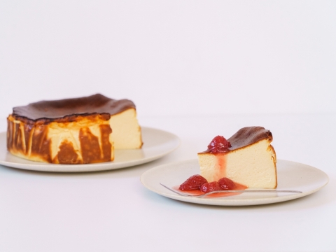 いちご農家が本気で作る、いちごを食べるための『ゴロゴロいちごのバスクチーズケーキ』