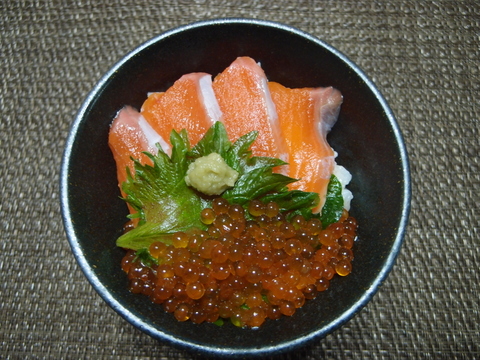 渓流 お刺身 サーモンフィレ大中込み約500g前後の2枚～3枚と焼サーモン棒寿司と酢シメサーモン押し寿司セットニジマス卵醤油漬け100g×2セット