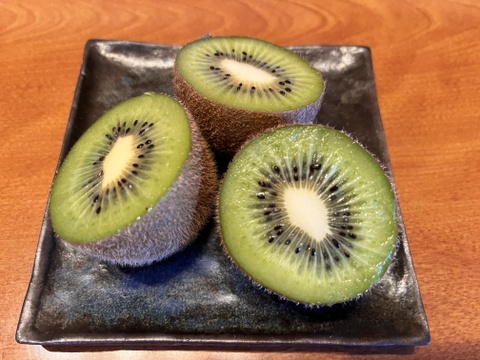 国東半島の地下水で育った栄養満点のキウイを直接お届け！『国東産キウイ』2.5kg　ヘイワード（16〜30個）