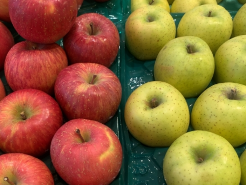 シナノスイートと王林の小玉りんご（約５㎏）23～28玉
かわいらしい小玉りんごを２種類ミックスバラ詰めでお届け　まるかじりでどうぞ